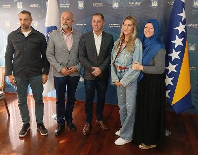 Predstavnici udruženja „Porodice 3 plus“ uručili priznanje bihaćkom gradonačelniku